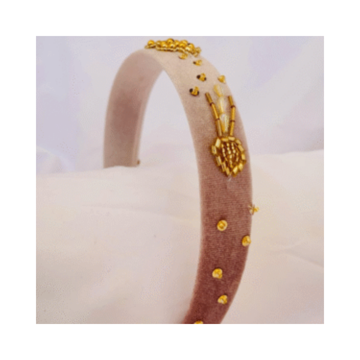 MAKEDA Serre-têtes – Éclats Berbères | Serre-têtes brodés à la main inspirés de la culture amazighe Plongez dans un univers riche de sens et d’élégance avec la collection MAKEDA Serre-têtes – Éclats Berbères, une gamme unique de serre-têtes brodés à la main inspirés de la culture amazighe. Conçus en Tunisie avec passion, ces accessoires capillaires célèbrent un héritage ancestral tout en s’inscrivant dans une esthétique moderne et raffinée. Chaque pièce est pensée comme un véritable bijou de tête artisanal, mêlant tradition, créativité et identité. ✨ Une création artisanale authentique Les serre-têtes Éclats Berbères sont entièrement réalisés à la main dans les ateliers MAKEDA. Chaque modèle bénéficie d’un travail minutieux qui garantit : Une pièce unique ou en série limitée Une broderie fine et détaillée Des finitions soignées Une qualité durable Ce savoir-faire artisanal confère à chaque accessoire une valeur exceptionnelle, loin des produits standardisés. 🌿 Une inspiration amazighe riche en symboles Les motifs brodés s’inspirent de l’art berbère traditionnel, reconnu pour ses formes géométriques, ses couleurs vibrantes et ses significations profondes. Chaque élément raconte une histoire : Les motifs symbolisent la protection, la féminité ou la liberté Les couleurs expriment la vitalité et la culture Les détails évoquent un héritage transmis de génération en génération Porter un serre-tête Éclats Berbères, c’est porter une identité forte et authentique. 💫 Un bijou de tête expressif et élégant Contrairement aux accessoires classiques, cette collection se distingue par son caractère unique et artistique. Chaque serre-tête : Apporte une touche ethnique chic Sublime vos tenues avec originalité Attire le regard avec élégance Affirme votre style personnel C’est l’accessoire idéal pour celles et ceux qui recherchent une signature visuelle forte. 💇‍♀️ Sublime toutes les coiffures Les serre-têtes Éclats Berbères s’adaptent à tous types de cheveux et de styles : Cheveux lâchés pour un effet naturel Chignons pour une allure sophistiquée Tresses pour un style bohème Demi-attaches pour un look moderne Ils conviennent aux cheveux lisses, ondulés, bouclés ou frisés. 🎉 Idéals pour toutes les occasions Polyvalents, ces serre-têtes peuvent être portés aussi bien au quotidien que lors d’événements : Mariages Festivals Soirées Cérémonies Sorties Ils transforment instantanément une coiffure simple en un look remarquable. 💆‍♀️ Confort et légèreté Malgré leur richesse décorative, les serre-têtes MAKEDA restent confortables : Structure souple Légèreté agréable Maintien optimal sans pression Facilité d’utilisation Ils sont conçus pour être portés toute la journée sans gêne. 🌸 Matériaux de qualité et finitions raffinées Chaque serre-tête est fabriqué avec des matériaux soigneusement sélectionnés : Fils résistants et lumineux Perles fines élégantes Tissus durables et doux Ces éléments assurent une excellente tenue dans le temps et un rendu esthétique haut de gamme. 🌍 Un choix engagé et culturel En choisissant la collection Éclats Berbères, vous soutenez : L’artisanat tunisien La valorisation de la culture amazighe Une production responsable en petite série Un savoir-faire traditionnel 🎁 Une idée cadeau unique et pleine de sens Ces serre-têtes sont également parfaits à offrir : Cadeau original et culturel Anniversaire Occasion spéciale Plaisir personnel Livrés dans un emballage soigné, ils séduisent par leur authenticité. 🎯 Pourquoi choisir MAKEDA Serre-têtes – Éclats Berbères ? ✔️ Broderie artisanale faite main ✔️ Inspiration amazighe riche en symboles ✔️ Design unique et expressif ✔️ Confortables et légers ✔️ Adaptés à toutes coiffures ✔️ Fabrication locale et responsable ✔️ Accessoire haut de gamme Conseils d’utilisation Portez votre serre-tête sur cheveux secs pour une meilleure tenue. Évitez l’exposition prolongée à l’humidité afin de préserver les broderies et les couleurs. Exprimez votre identité avec élégance MAKEDA Serre-têtes – Éclats Berbères